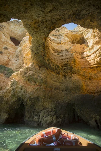 Ponta da Piedade Portekiz kayalar bir manzaraya