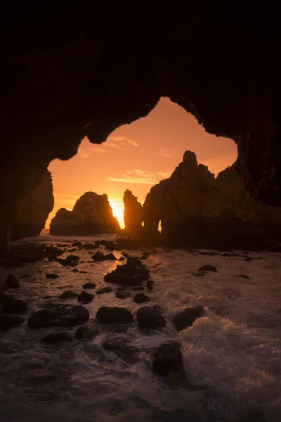 Ponta da Piedade Portekiz kayalar bir manzaraya — Stok fotoğraf