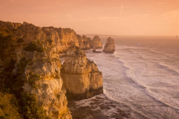 Ponta da Piedade Portekiz kayalar bir manzaraya