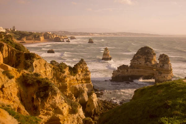 Ponta da Piedade Portekiz kayalar bir manzaraya