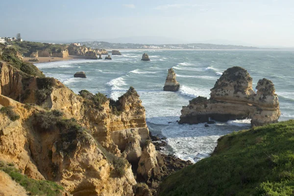 Un paisaje en las rocas de Ponta da Piedade en Portugal —  Fotos de Stock