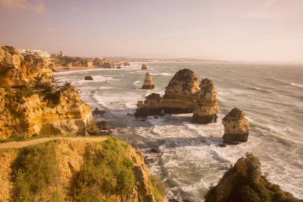 Ponta da Piedade Portekiz kayalar bir manzaraya