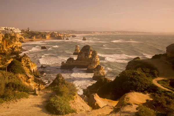 Ponta da Piedade Portekiz kayalar bir manzaraya