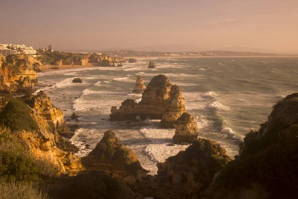 Ponta da Piedade Portekiz kayalar bir manzaraya