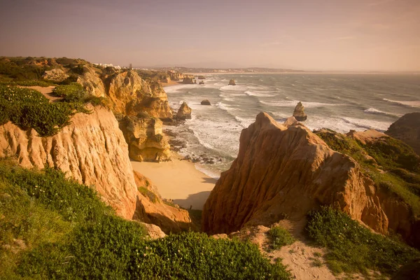 Eine landschaft an den felsen von ponta da piedade in portugal — Stockfoto