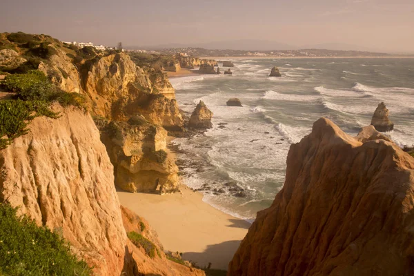 Eine landschaft an den felsen von ponta da piedade in portugal — Stockfoto