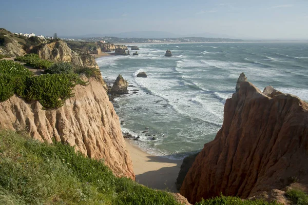 Ponta da Piedade Portekiz kayalar bir manzaraya