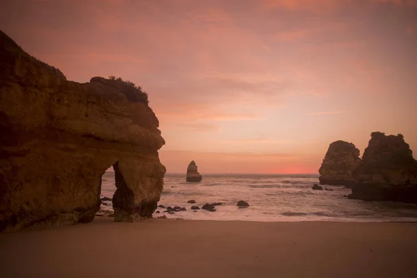 Eine landschaft an den felsen von ponta da piedade in portugal — Stockfoto