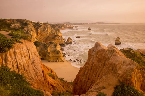 Eine landschaft an den felsen von ponta da piedade in portugal — Stockfoto