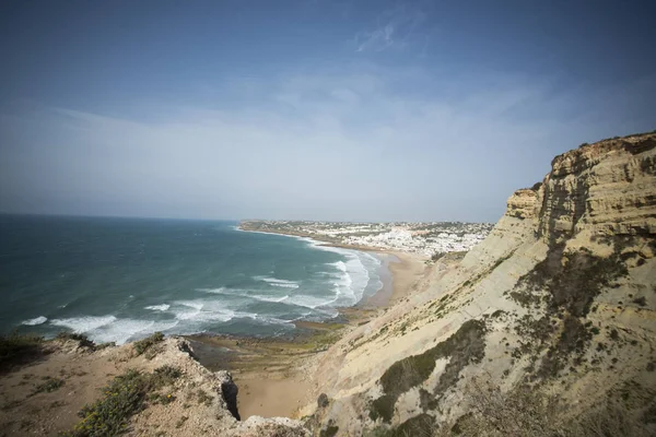 Pláž s vesnice Luz v Portugalsku — Stock fotografie