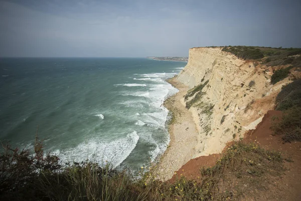 Costa com falésias no oceano atlântico em Portugal — Fotografia de Stock