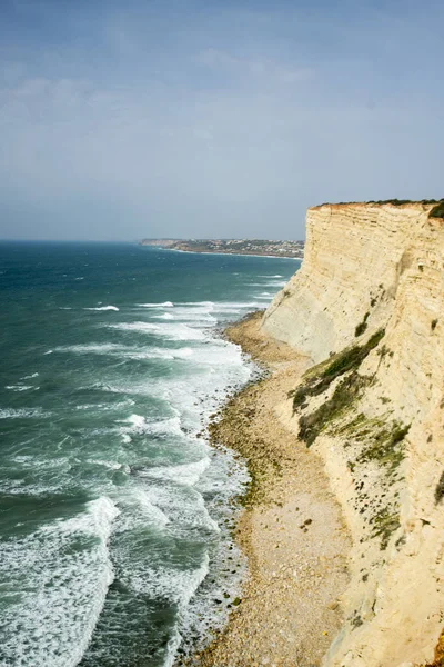 La costa con acantilados en el océano atlántico en Portugal — Foto de Stock