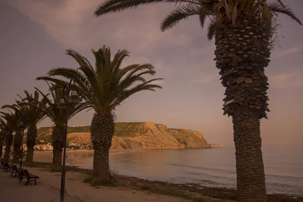 Luz Köyü Portekiz Algarve adlı kumsalda