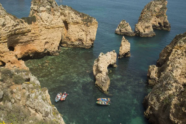 Ponta da Piedade Portekiz kayalar bir manzaraya