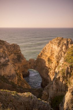 Ponta da Piedade Portekiz kayalar bir manzaraya