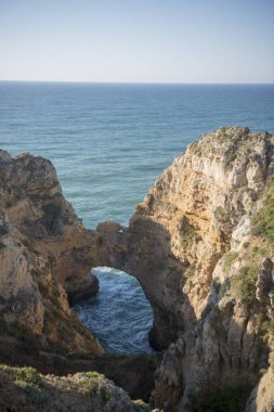 Ponta da Piedade Portekiz kayalar bir manzaraya