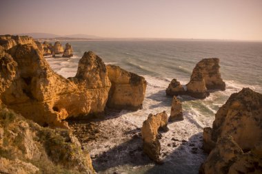 Ponta da Piedade Portekiz kayalar bir manzaraya
