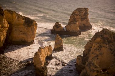 Ponta da Piedade Portekiz kayalar bir manzaraya