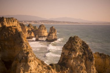 Ponta da Piedade Portekiz kayalar bir manzaraya