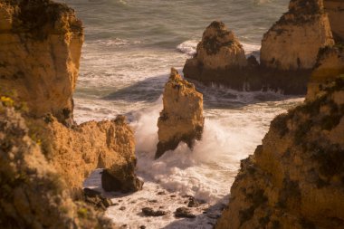 Ponta da Piedade Portekiz kayalar bir manzaraya