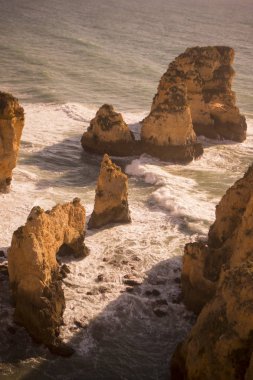 Ponta da Piedade Portekiz kayalar bir manzaraya