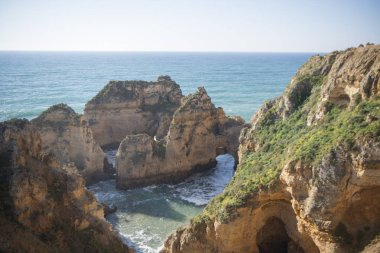 Ponta da Piedade Portekiz kayalar bir manzaraya