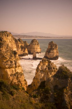 Ponta da Piedade Portekiz kayalar bir manzaraya