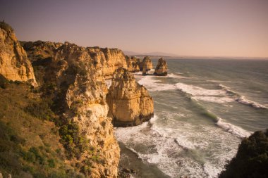 Ponta da Piedade Portekiz kayalar bir manzaraya