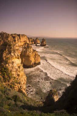 Ponta da Piedade Portekiz kayalar bir manzaraya