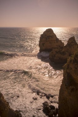 Ponta da Piedade Portekiz kayalar bir manzaraya