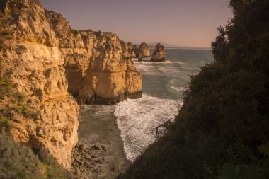 Ponta da Piedade Portekiz kayalar bir manzaraya