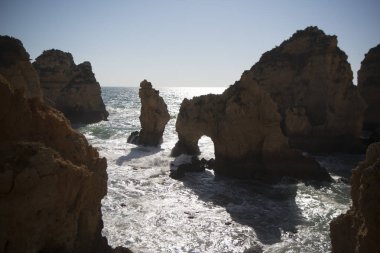 Ponta da Piedade Portekiz kayalar bir manzaraya