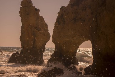 Ponta da Piedade Portekiz kayalar bir manzaraya