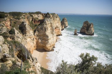 Ponta da Piedade Portekiz kayalar bir manzaraya
