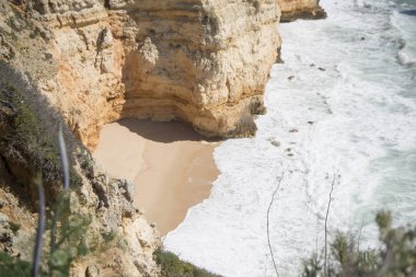 Ponta da Piedade Portekiz kayalar bir manzaraya