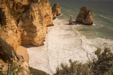 Ponta da Piedade Portekiz kayalar bir manzaraya