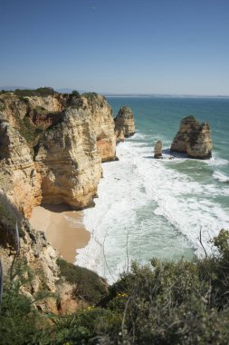 Ponta da Piedade Portekiz kayalar bir manzaraya