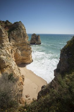 Ponta da Piedade Portekiz kayalar bir manzaraya
