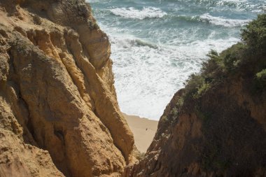 Ponta da Piedade Portekiz kayalar bir manzaraya