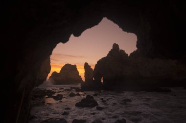 Ponta da Piedade Portekiz kayalar bir manzaraya