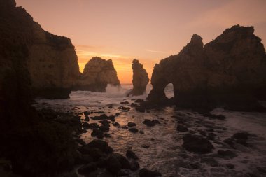 Ponta da Piedade Portekiz kayalar bir manzaraya