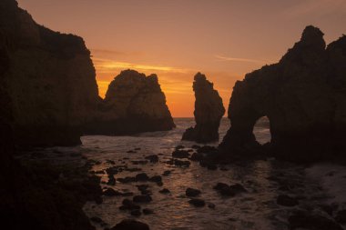 Ponta da Piedade Portekiz kayalar bir manzaraya