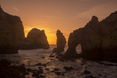 Ponta da Piedade Portekiz kayalar bir manzaraya