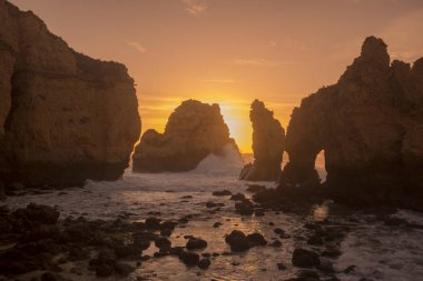 Ponta da Piedade Portekiz kayalar bir manzaraya