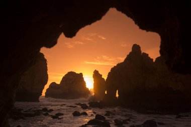 Ponta da Piedade Portekiz kayalar bir manzaraya