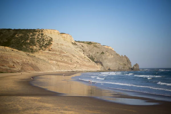 Praia na aldeia de Luz no Algarve de Portugal — Fotografia de Stock