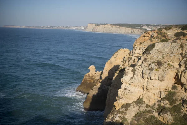 Eine landschaft an den felsen von ponta da piedade in portugal — Stockfoto