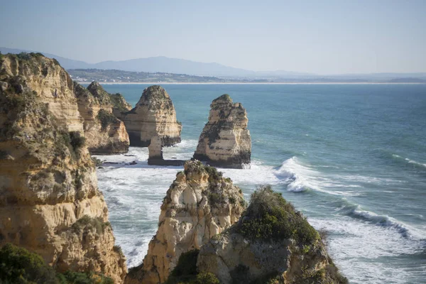 Ponta da Piedade Portekiz kayalar bir manzaraya