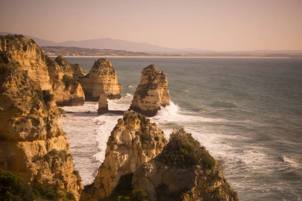 Ponta da Piedade Portekiz kayalar bir manzaraya