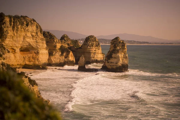 Ponta da Piedade Portekiz kayalar bir manzaraya